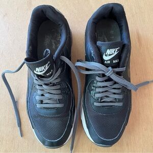 Nike Air women’s preowned sneakers, black size 7